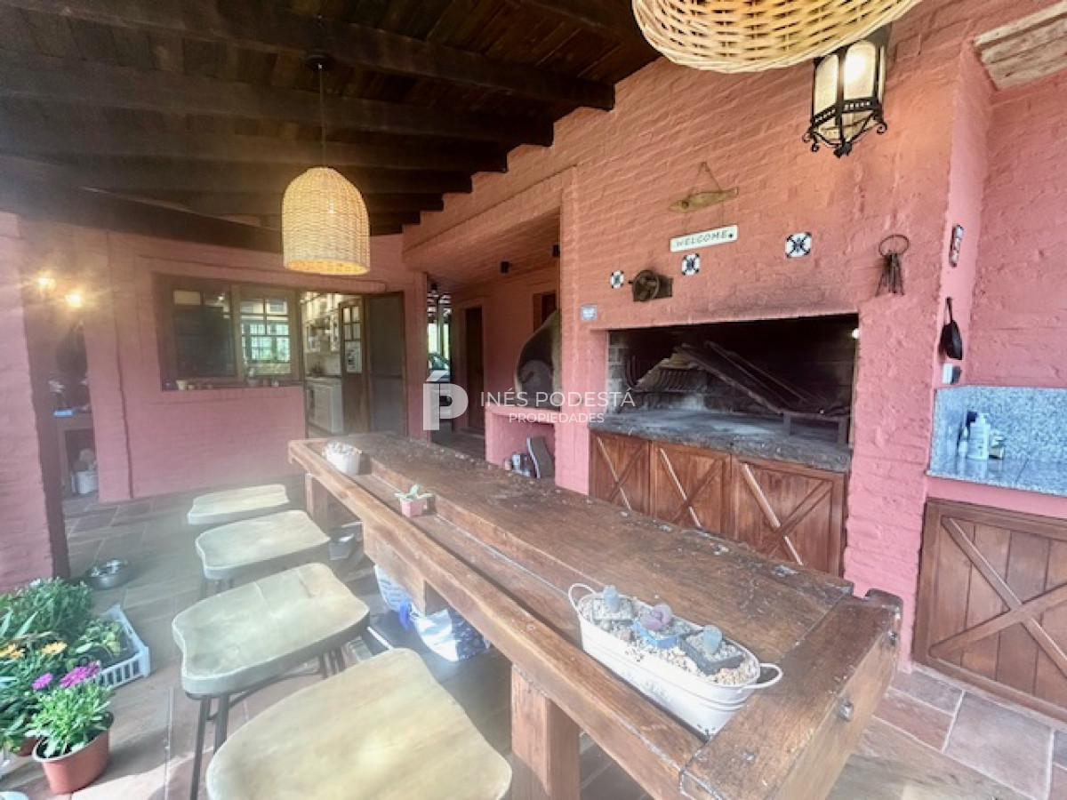 Casa ID.41030 - Venta casa con 4 dormitorios + dependencia de servicio y piscina climatizada