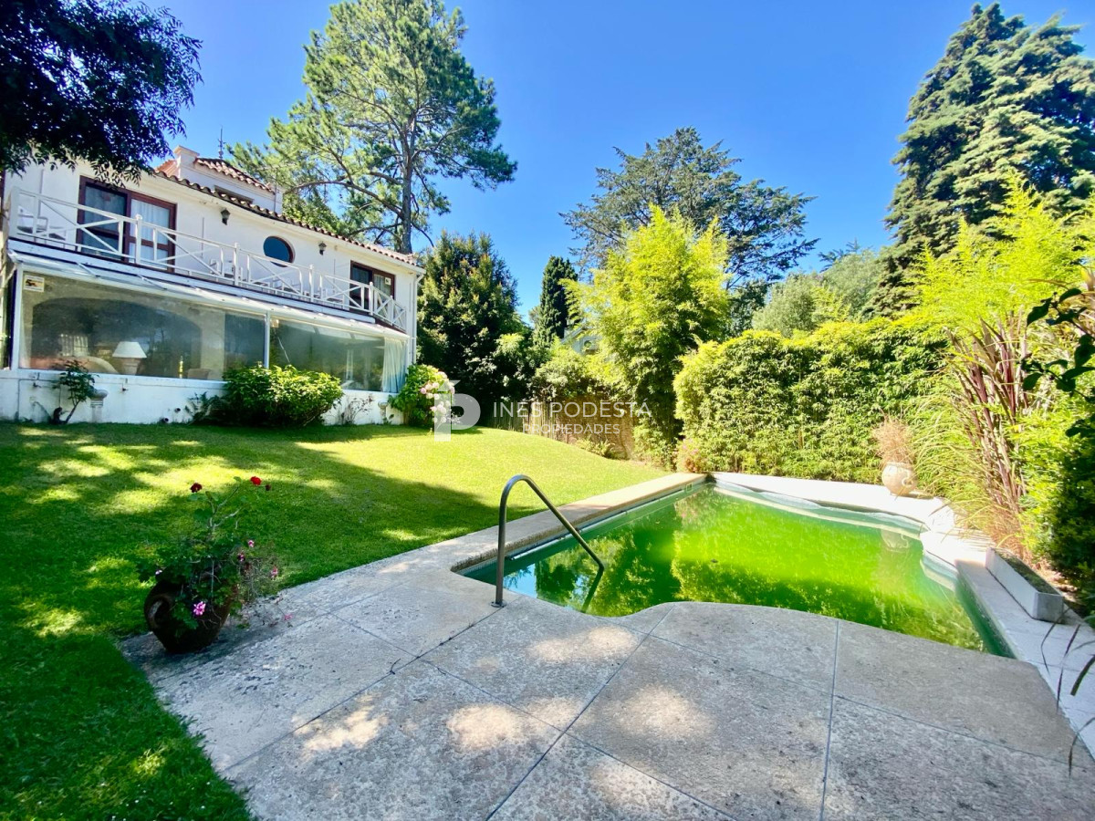 Casa ID.40401 - Venta 3 suites, dependencia de servicio y piscina