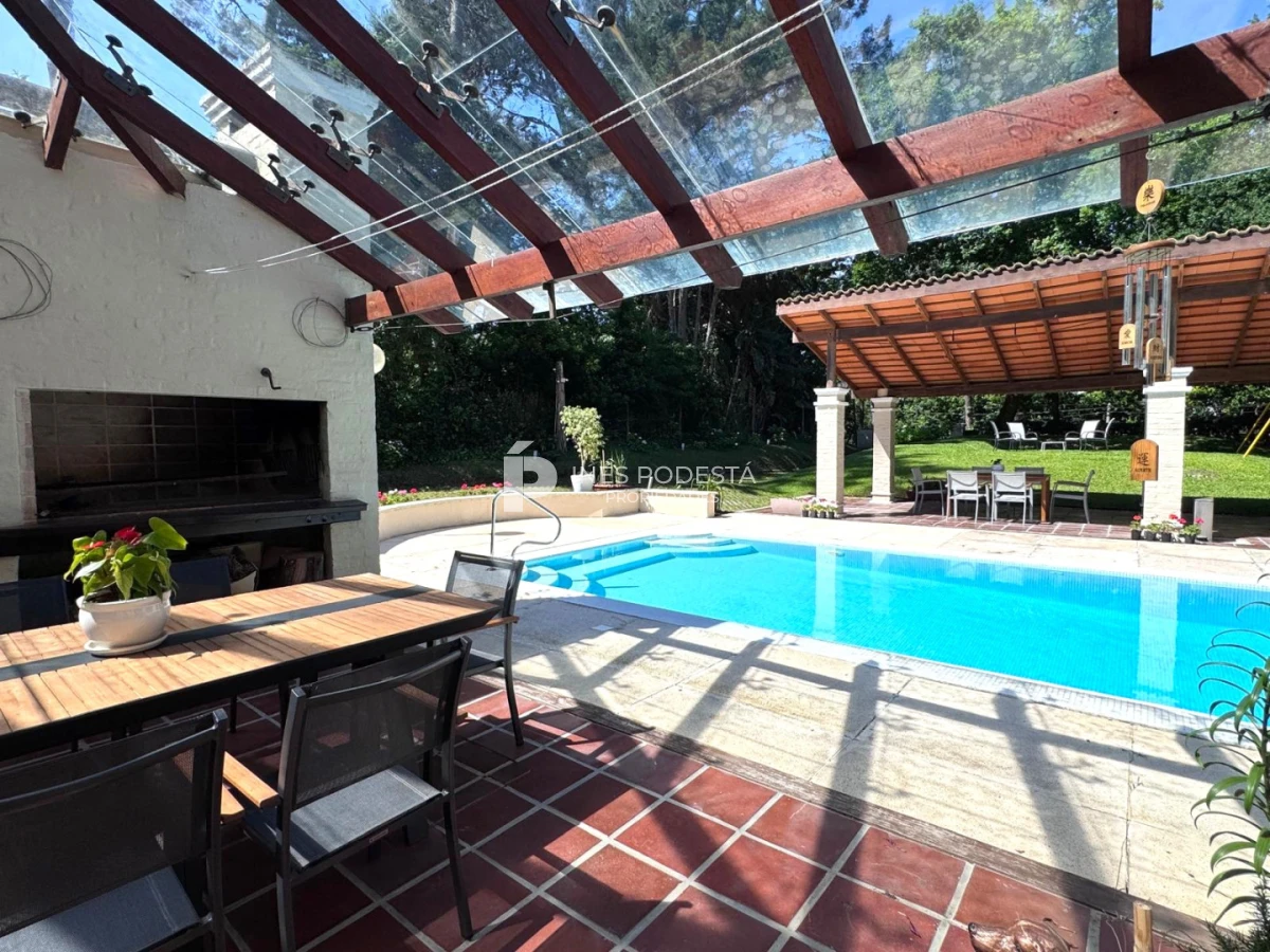 Casa ID.246 - Venta en  San Rafael 4 dormitorios  con piscina