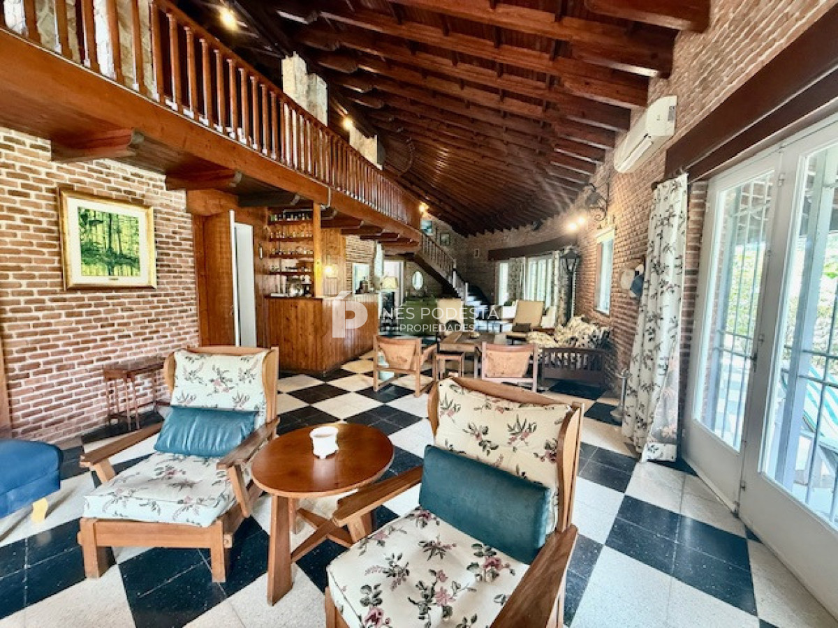 Casa ID.41747 - Venta 7 dormitorios, 8 baños  más dependencias de servicio
