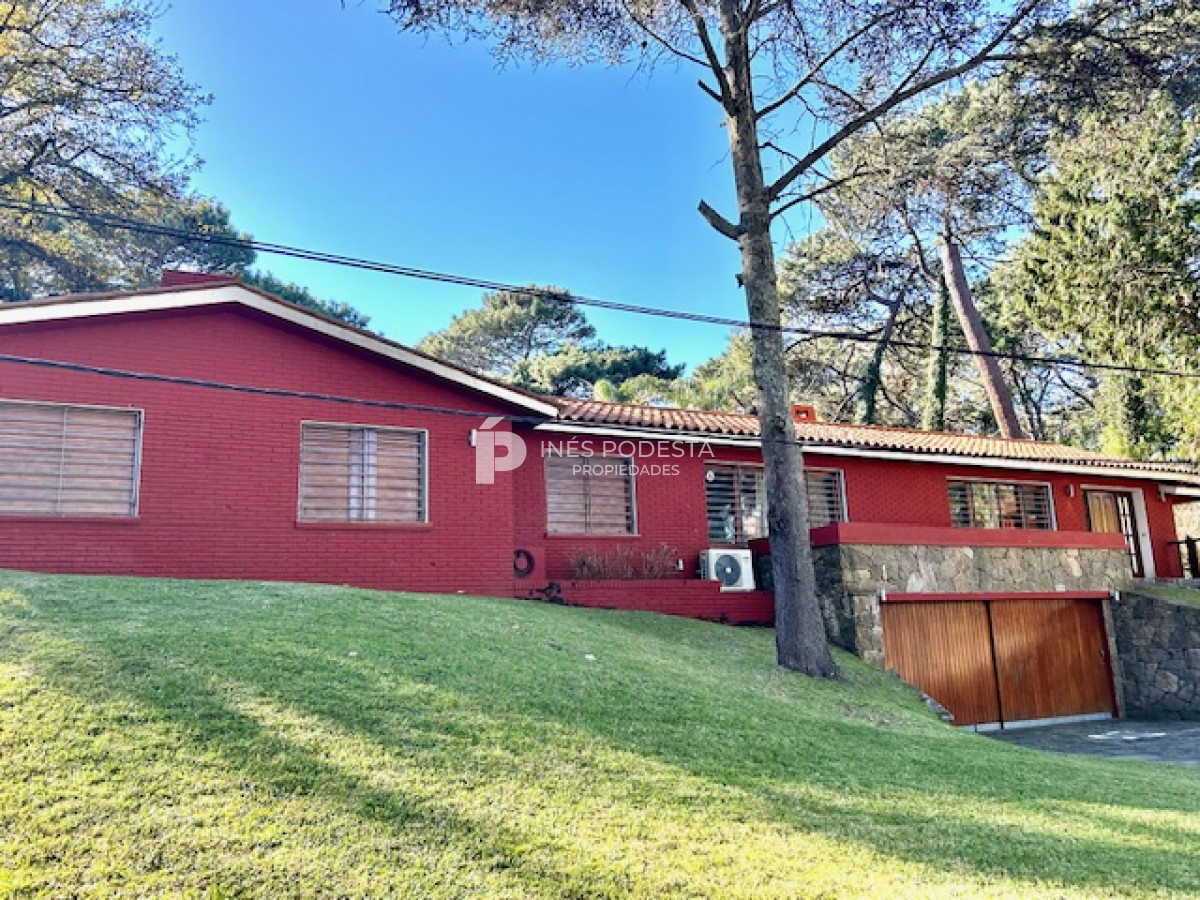 Casa ID.4899 - Venta casa en mansa 4 dormitorios y dependencia de servicio,  piscina