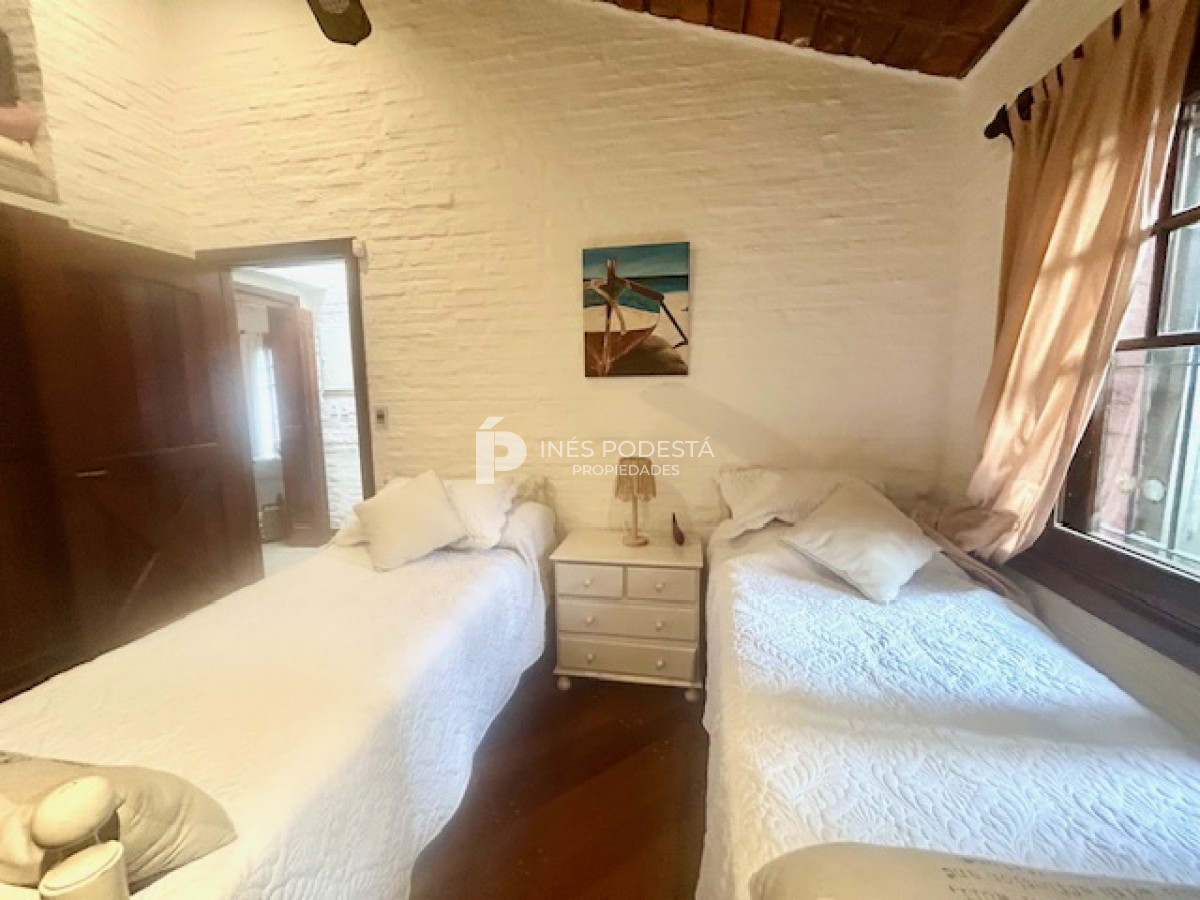 Casa ID.41030 - Venta casa con 4 dormitorios + dependencia de servicio y piscina climatizada