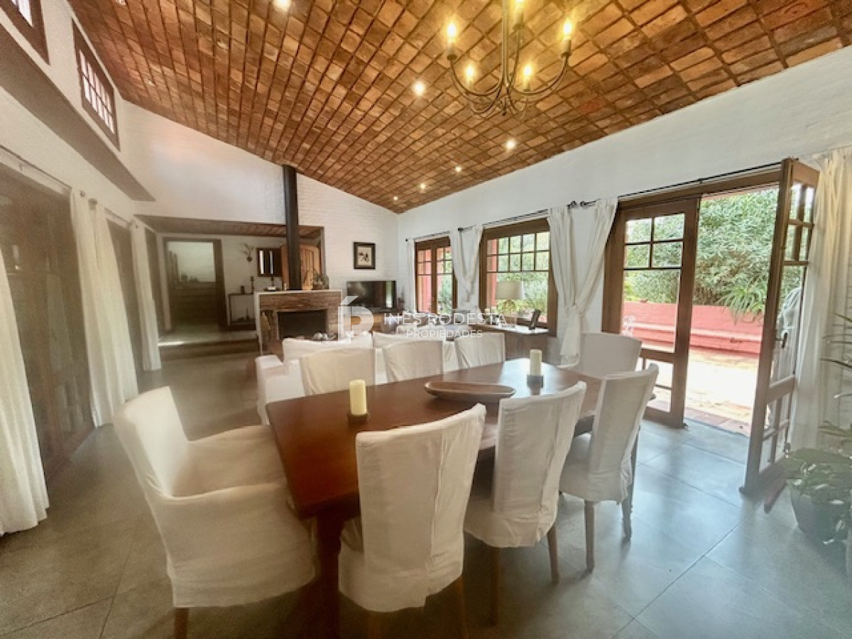 Casa ID.41030 - Venta casa con 4 dormitorios + dependencia de servicio y piscina climatizada
