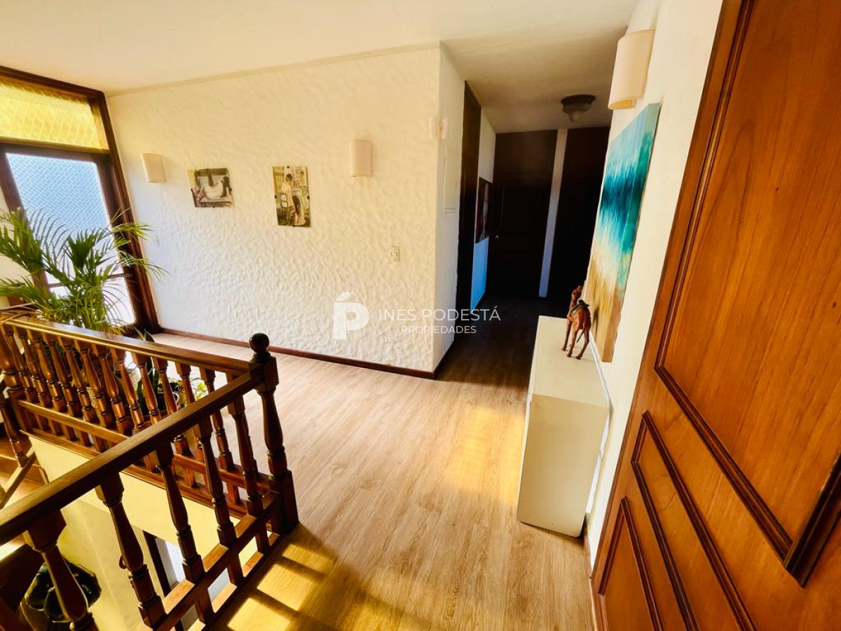 Casa ID.320 - Mansa con 5 dormitorios y dependencia de servicio