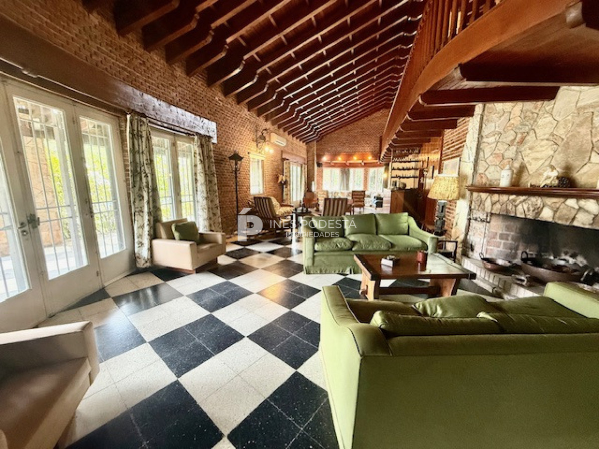 Casa ID.41747 - Venta 7 dormitorios, 8 baños  más dependencias de servicio