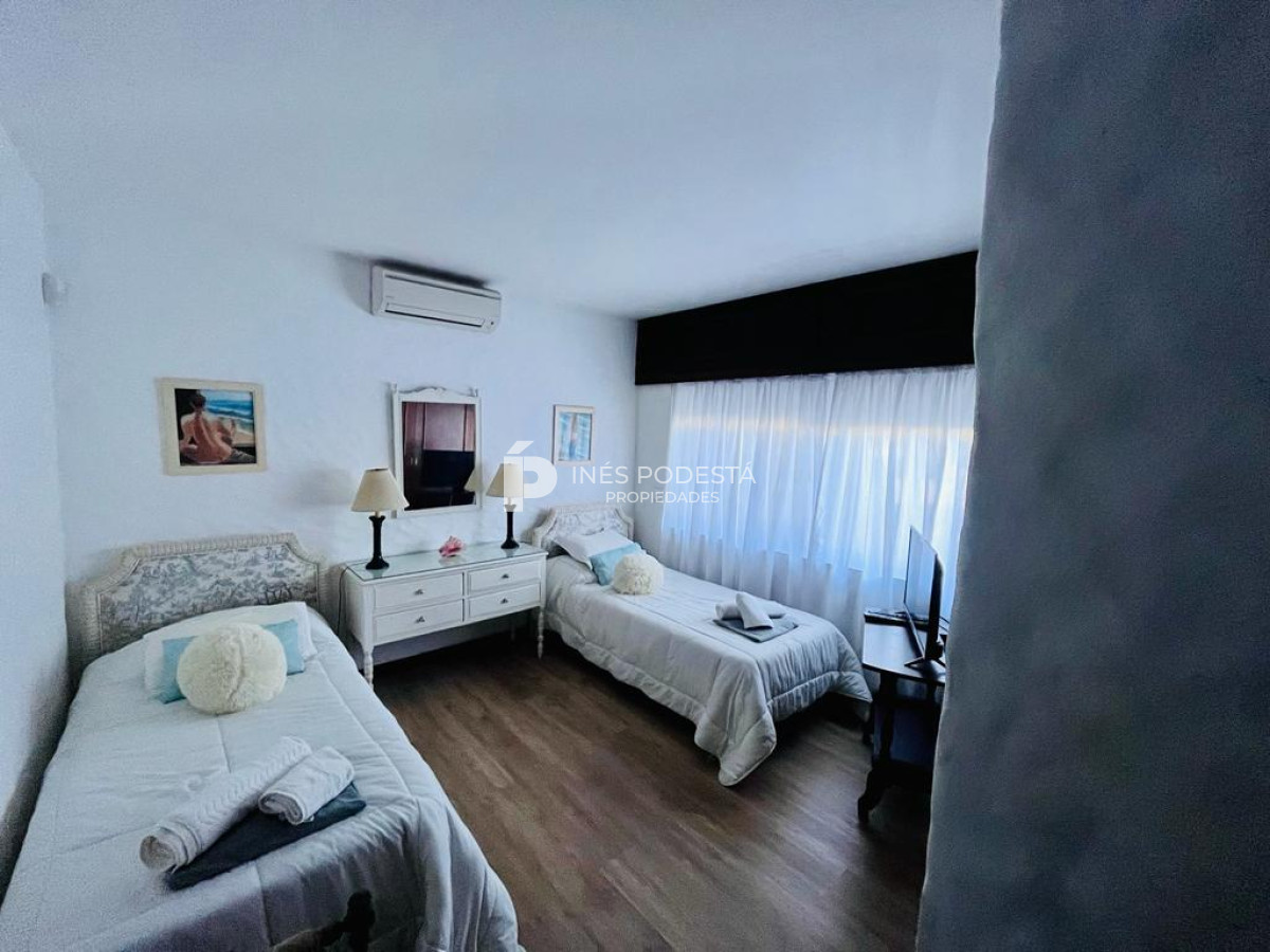 Casa ID.320 - Mansa con 5 dormitorios y dependencia de servicio