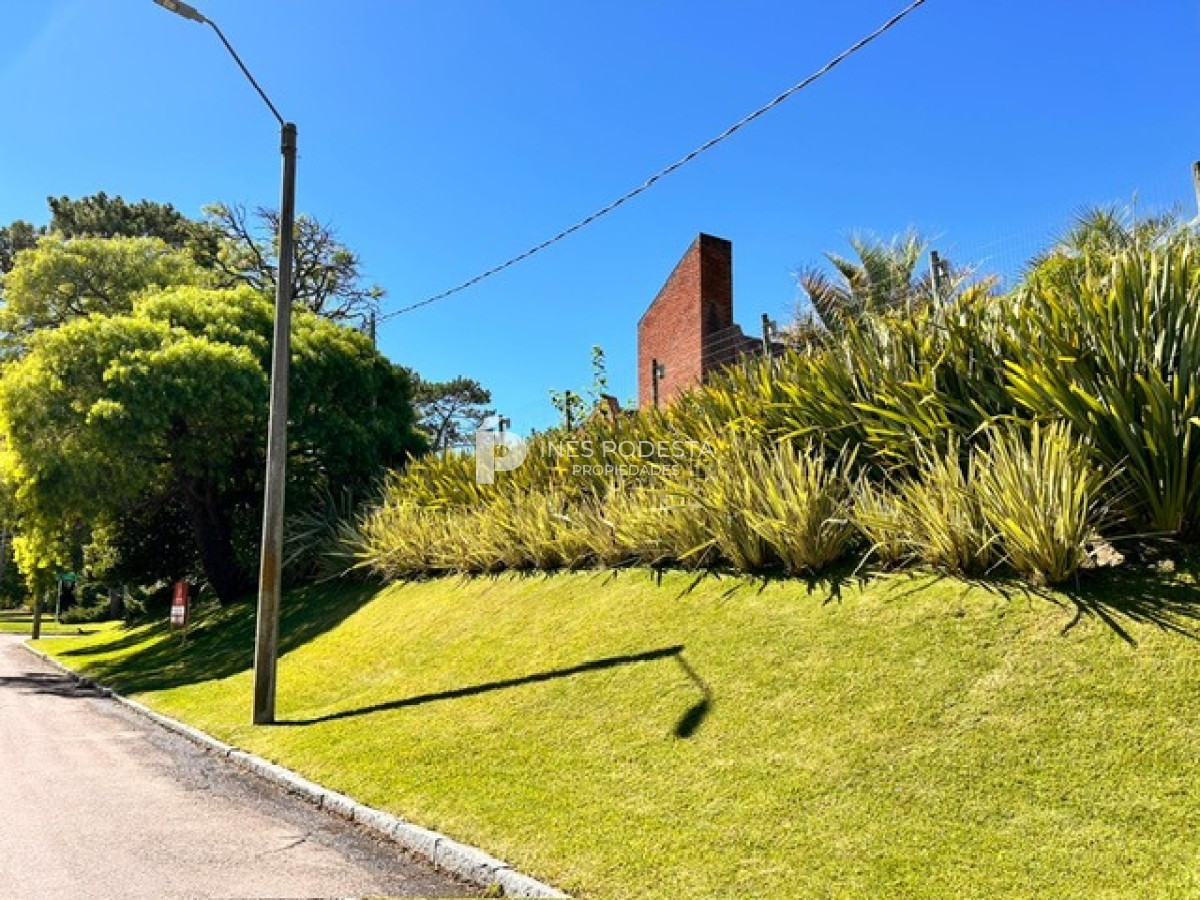 Casa ID.8429 - Venta de Excelente propiedad en el corazón de La Mansa con 4 suites