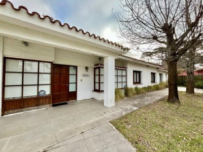 Venta casa sobre Br. Artigas con 4 dormitorios