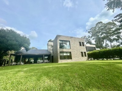 Venta casa en Solanas Design Village con 4 dorm + estar