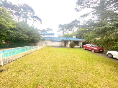 Venta mansa 5 dormitorios, 4 baños y piscina