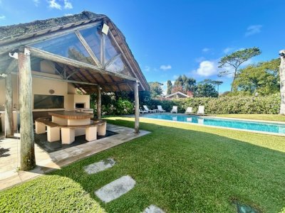 Venta casa 4 dormitorios y dependencia de servicio