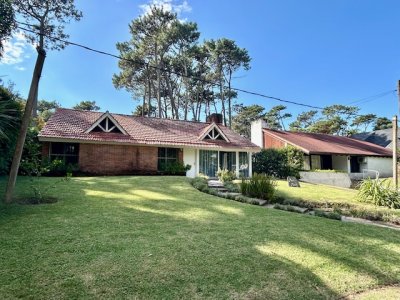 Venta casa de 3 dormitorios y dependencia de servicio