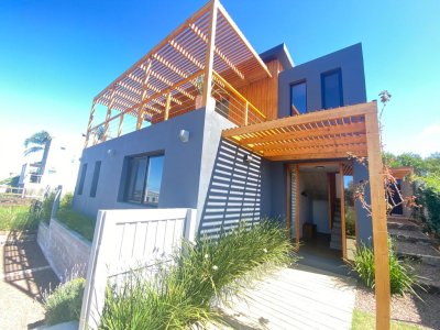 La barra casa de 3 dormitorios con piscina, vista y a 1 cuadra de la playa