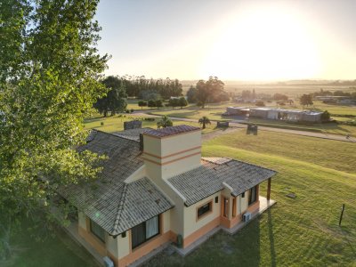 CASA EN VENTA EN BARRIO PRIVADO EL QUIJOTE 