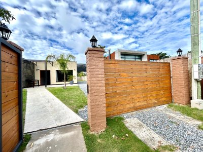  CASA N VENTA MANSA 4 dormitorios y 3 baños 