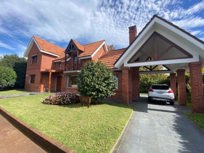 CASA EN ZONA DE COLEGIOS