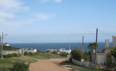 Casa con piscina  con 5 dormitorios y 4 baños a 100 mts del mar y muy buena vista