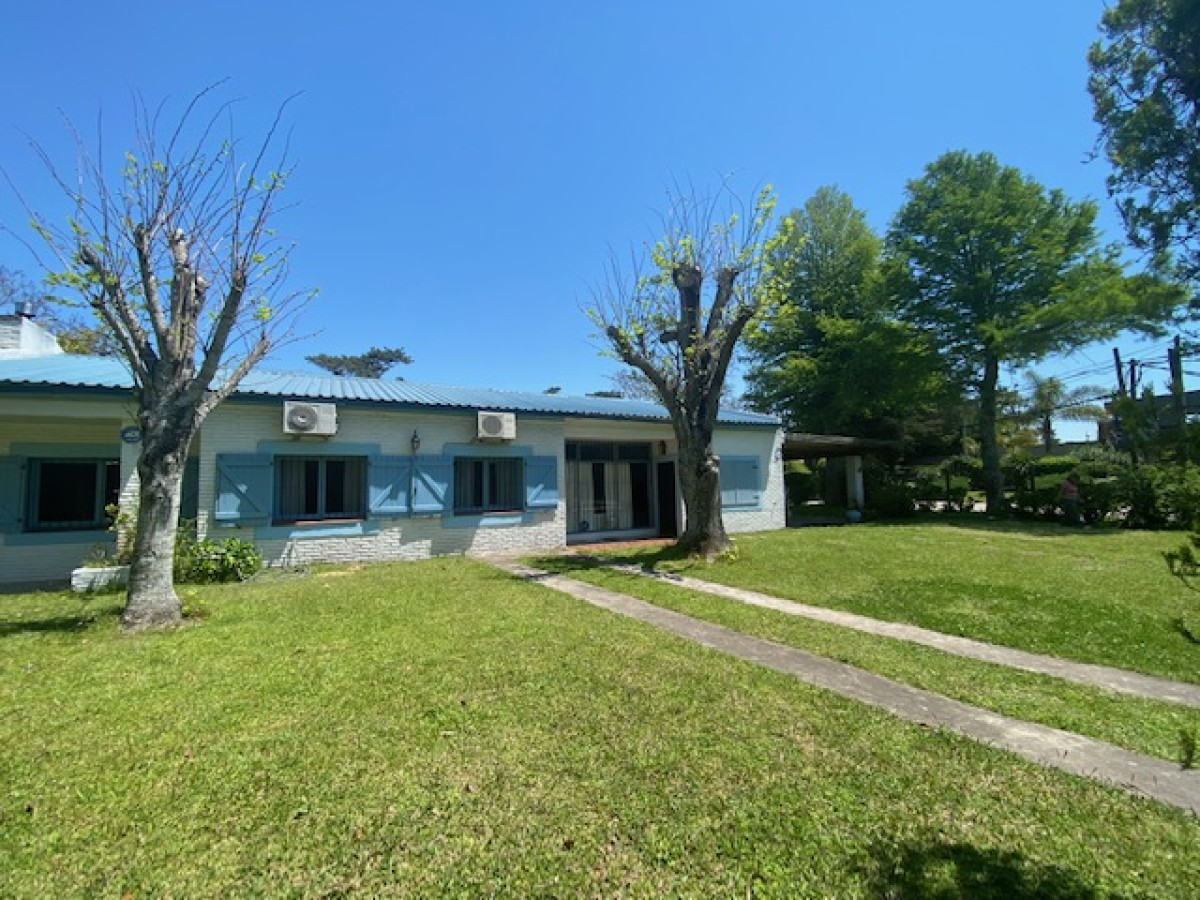 Casa en venta de 3 dormitorios + servicio en barrio Marly, Punta del Este.