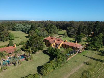 Venta en Punta Ballena, casco de estancia con 5 dormitorios