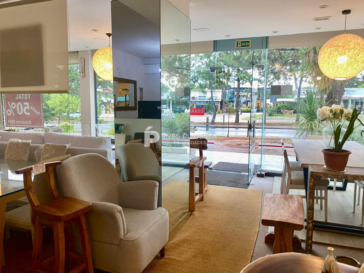 LOCAL EN PUNTA DEL ESTE EN VENTA Y ALQUILER - IPD8005L