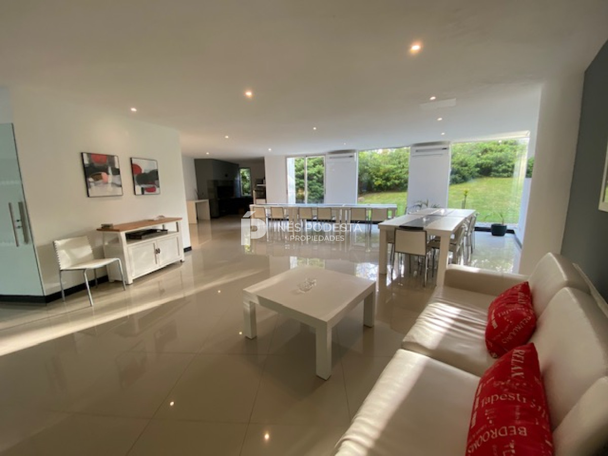 Apartamento ID.8896 - Venta y alquiler en Brava departamento de 4 dormitorios, 3 baños y toilette