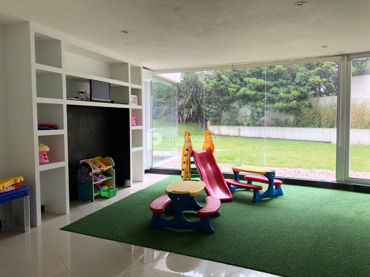 Apartamento ID.8896 - Venta y alquiler en Brava departamento de 4 dormitorios, 3 baños y toilette