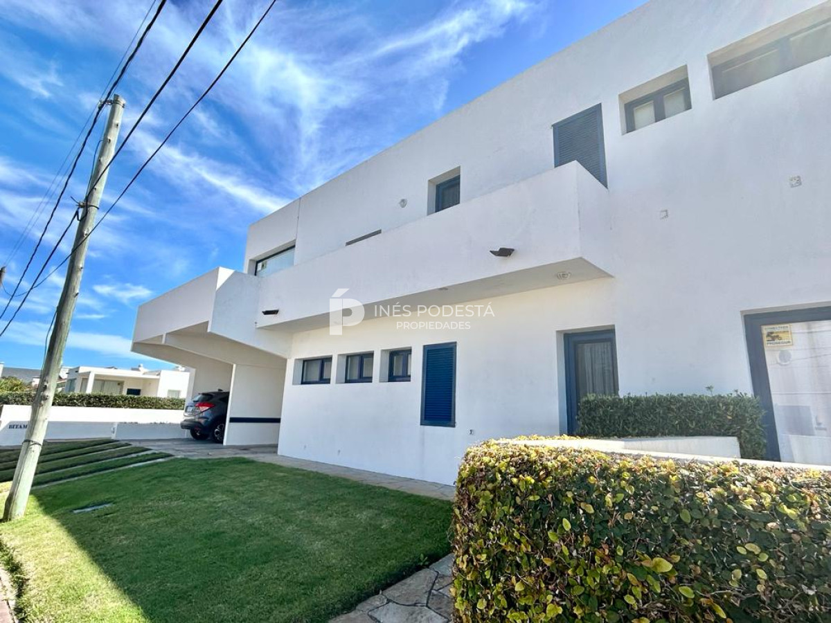Apartamento ID.40163 - Alquiler en Faro con 3 dormitorios y dependencia de servicio 