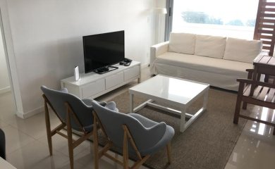 Apartamento en Playa Brava a dos cuadras del mar con servicios, 2 cuartos y 2 baños