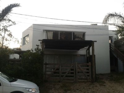 Casa cerca del centro comercial de la barra.