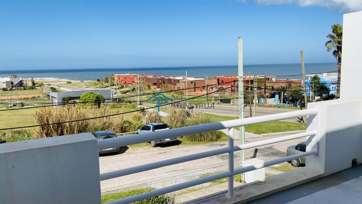 Departamento en venta en Manantiales con vista al mar 