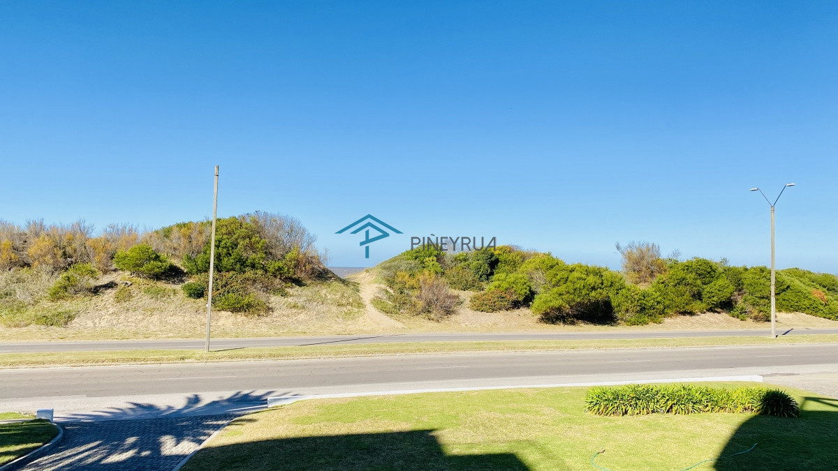 Apartamento ID.306 - Venta departamento frente al mar en parada 27 Brava Punta del Este