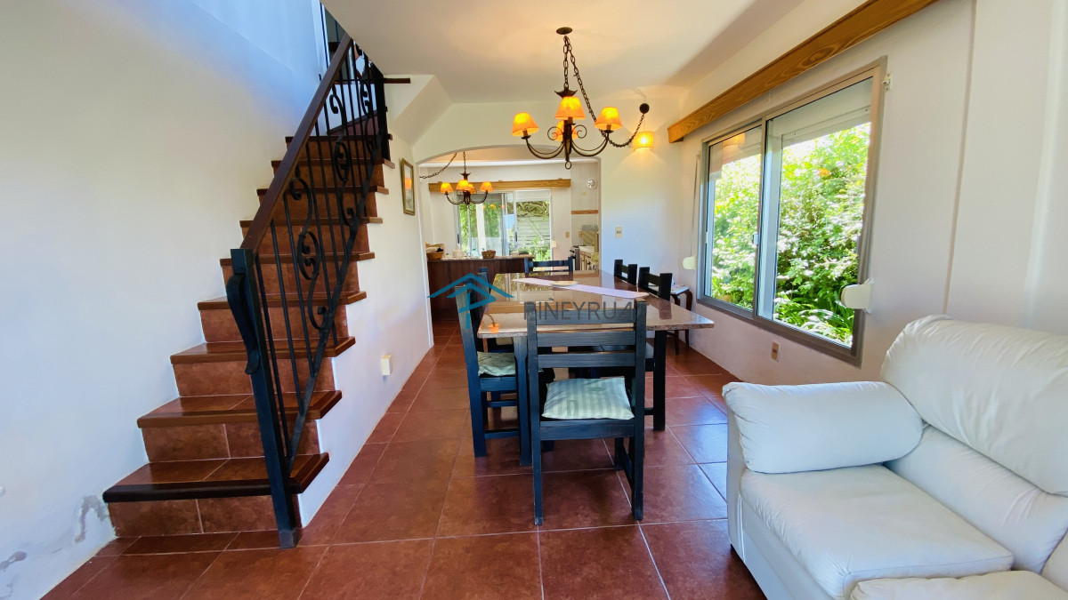 Casa en venta cerca del mar en Altos de Punta Piedras al lado de Manantiales
