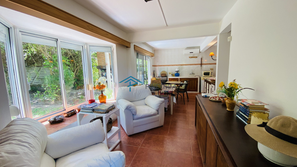 Casa en venta cerca del mar en Altos de Punta Piedras al lado de Manantiales