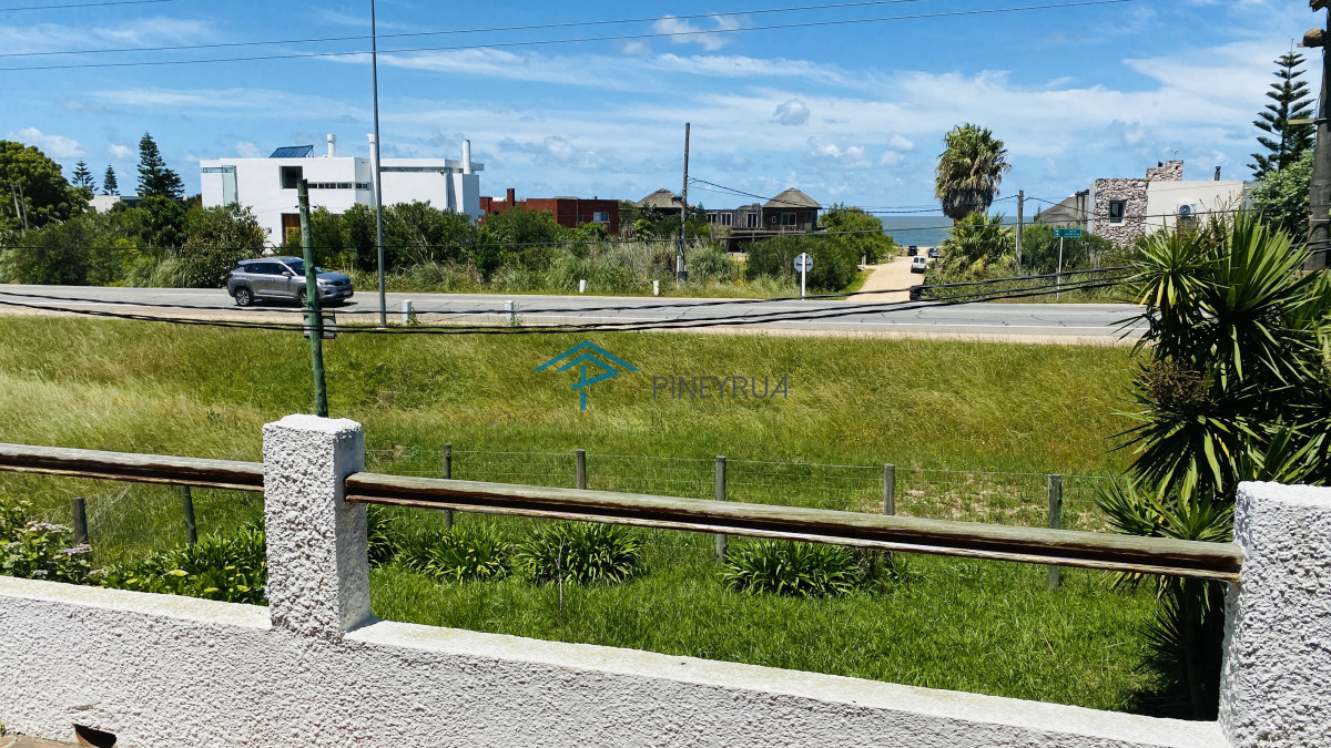 Casa en venta cerca del mar en Altos de Punta Piedras al lado de Manantiales