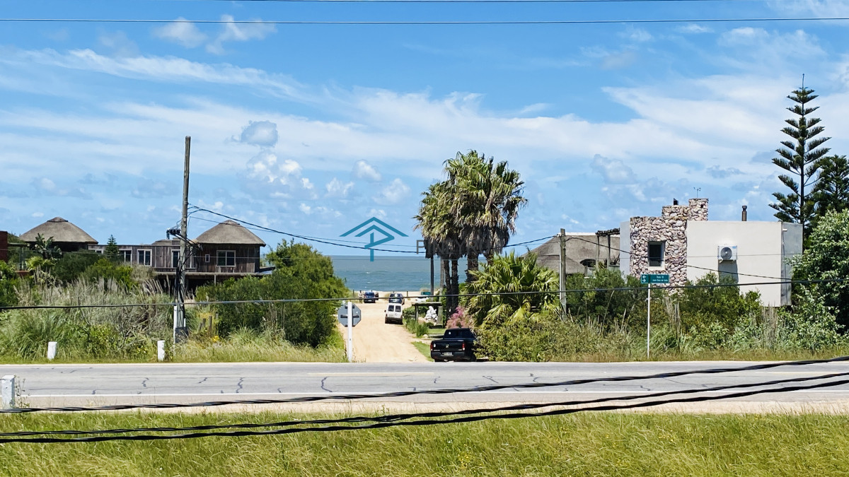 Casa en venta cerca del mar en Altos de Punta Piedras al lado de Manantiales