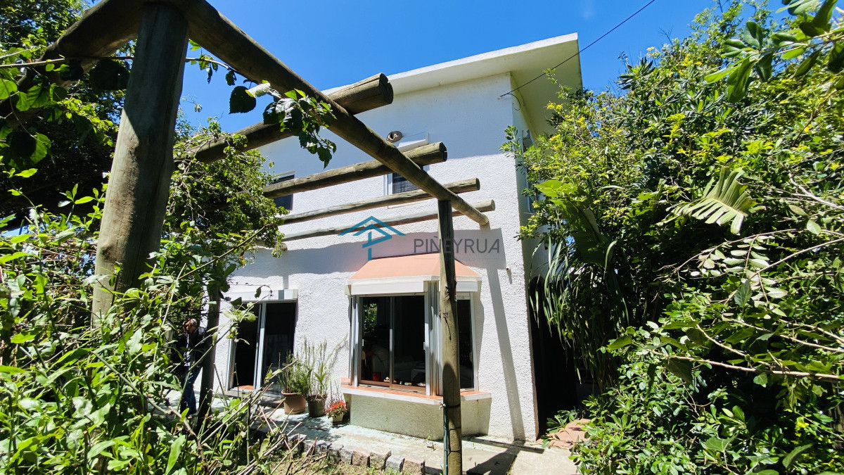 Casa en venta cerca del mar en Altos de Punta Piedras al lado de Manantiales
