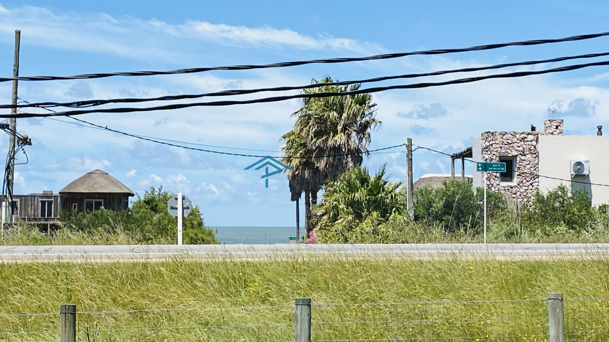 Casa en venta cerca del mar en Altos de Punta Piedras al lado de Manantiales