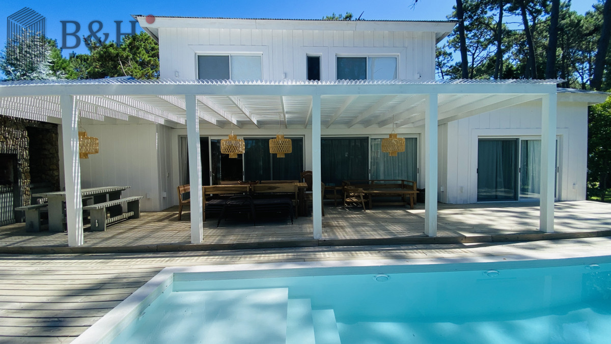 Casa ID.4078 - Alquiler casa en Laguna Blanca 5 dormitorios en suite disponible segunda quincena de enero 2025