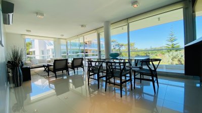 Venta departamento en Playa Brava Punta del Este 3 dormitorios con terraza