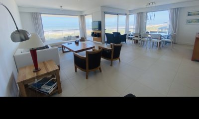 Venta apartamento frente al mar parada 29 Brava 3 dormitorios y servicio