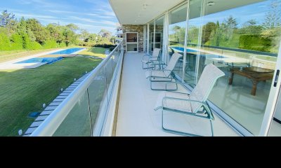 Venta departamento en Playa Brava Punta del Este financia 3 dormitorios
