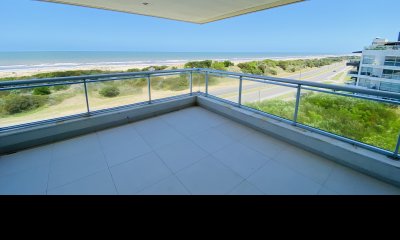 Venta apartamento frente al mar parada 29 Brava 3 dormitorios y servicio