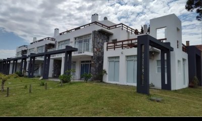 Venta apartamento duplex en Manantiales 3 dormitorios