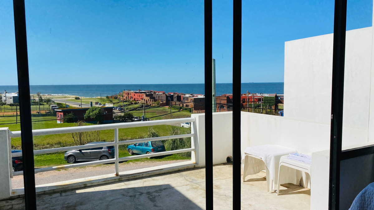 Departamento en venta en Manantiales con vista al mar 