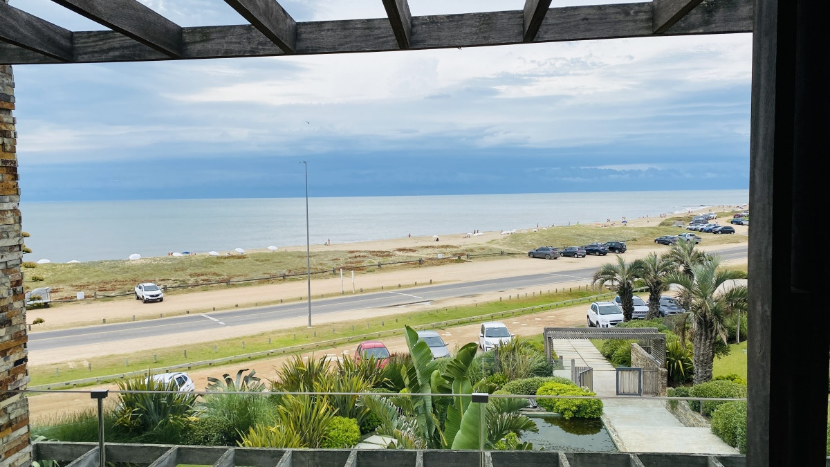 Venta y alquiler departamento en Manantiales frente al mar 