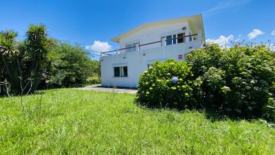 Casa en venta cerca del mar en Altos de Punta Piedras al lado de Manantiales
