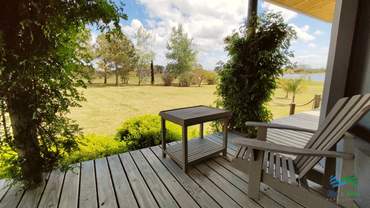 Casa ID.5652 - Venta de Hermosa Casa sobre la laguna en El Quijote Chacras