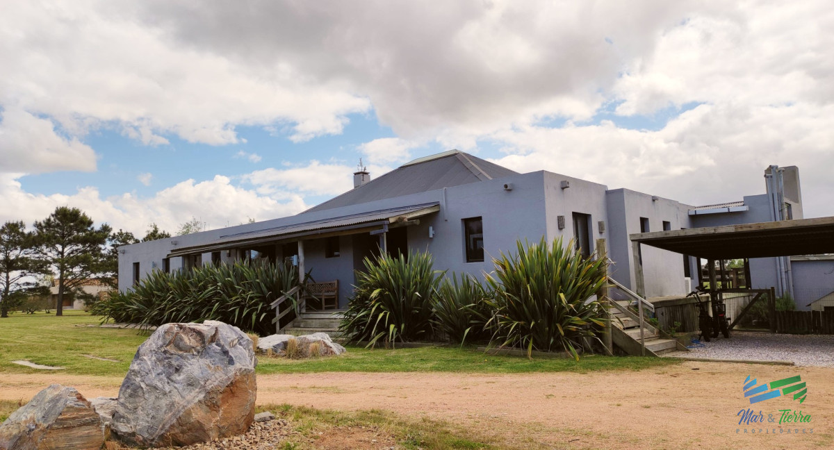 Casa ID.5652 - Venta de Hermosa Casa sobre la laguna en El Quijote Chacras