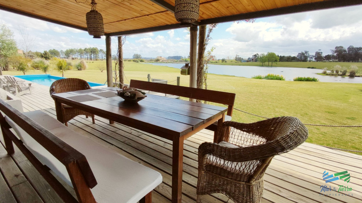 Casa ID.5652 - Venta de Hermosa Casa sobre la laguna en El Quijote Chacras
