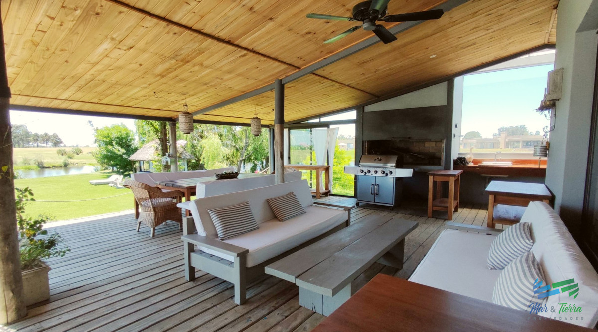 Casa ID.5652 - Venta de Hermosa Casa sobre la laguna en El Quijote Chacras